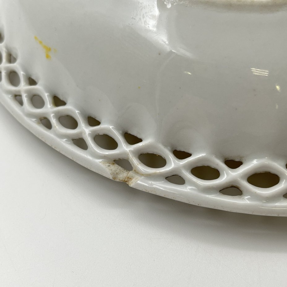 Конфетница с прорезным бортом, украшенная изображением птиц