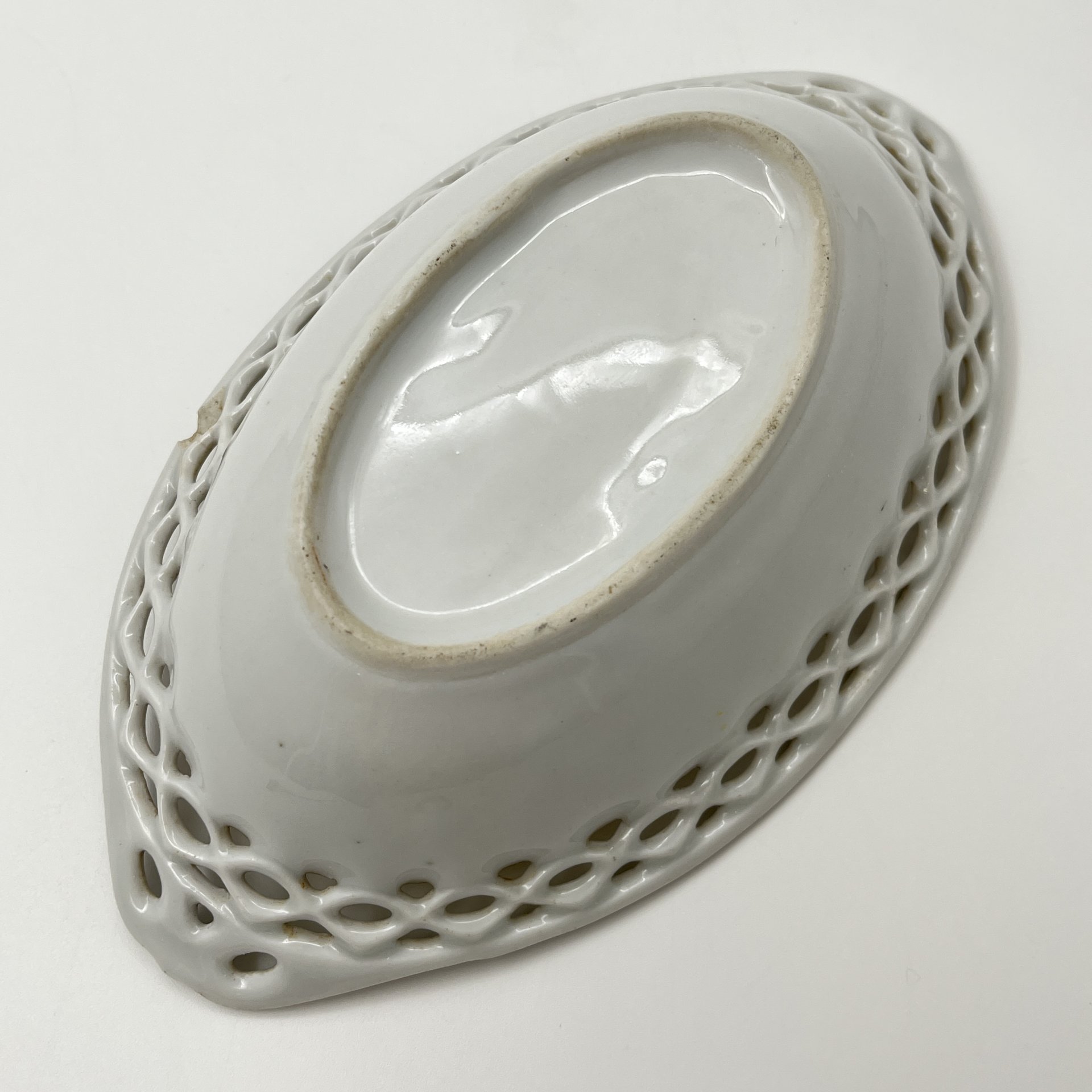 Конфетница с прорезным бортом, украшенная изображением птиц