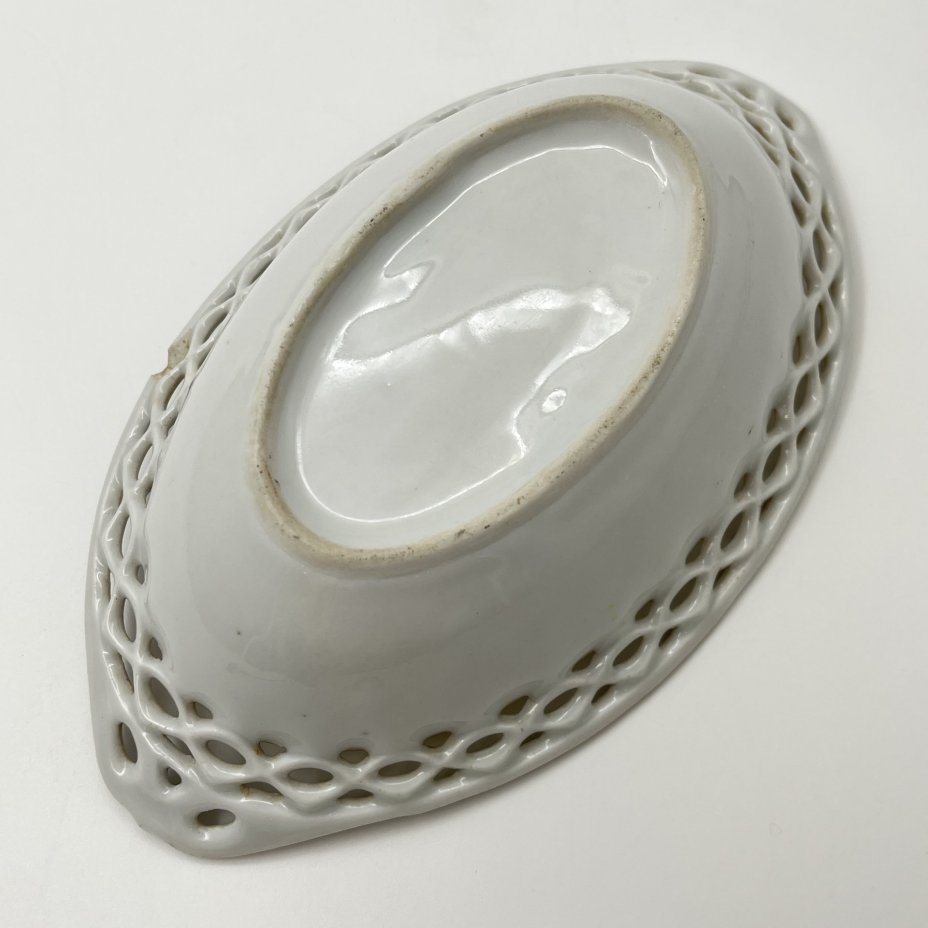 Конфетница с прорезным бортом, украшенная изображением птиц