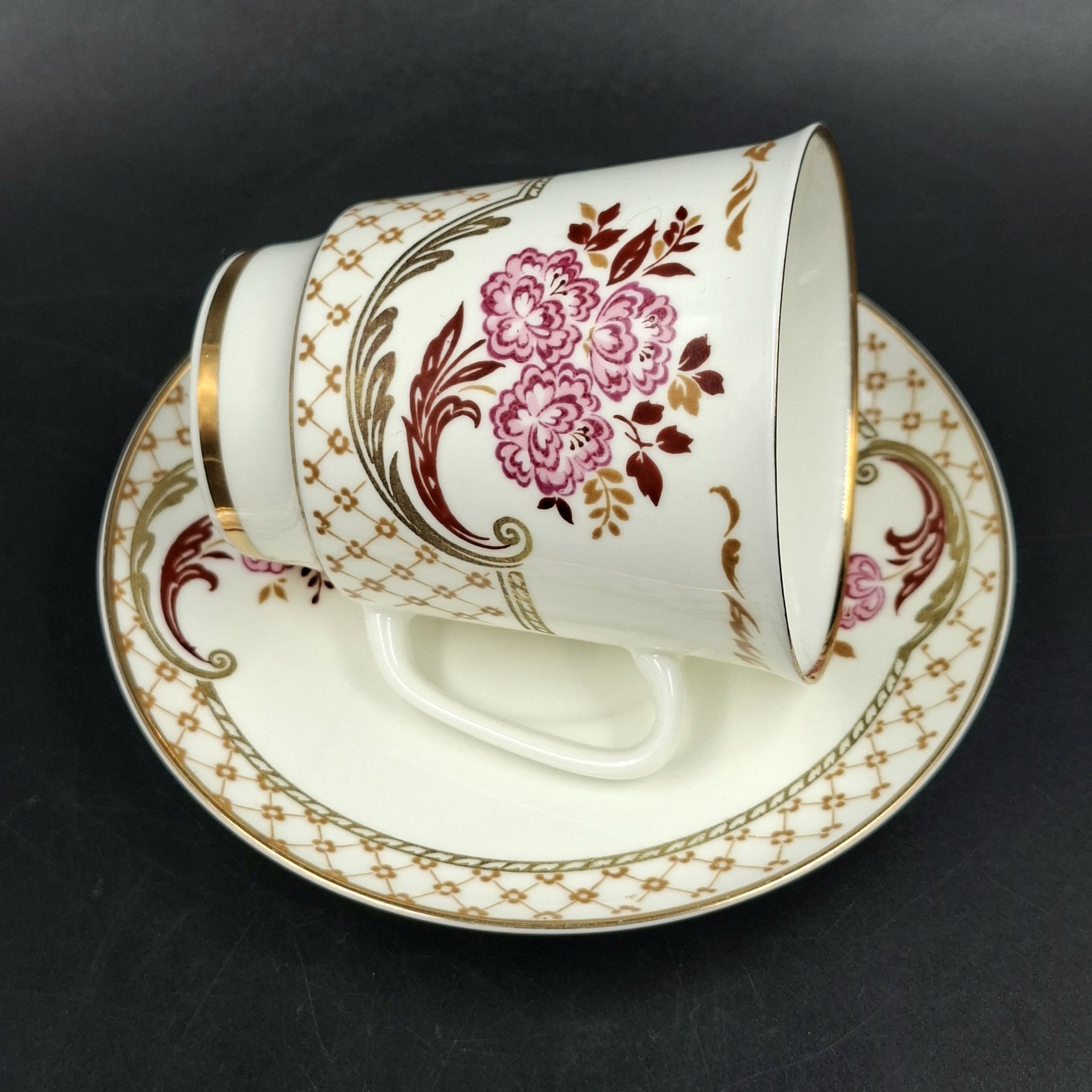 Пара кофейная с декором в виде свадебных колец, букетов и ажурного орнамента, фарфор, деколь, золочение, Ленинградский фарфоровый завод (ЛФЗ), СССР, 1970-1992 гг.