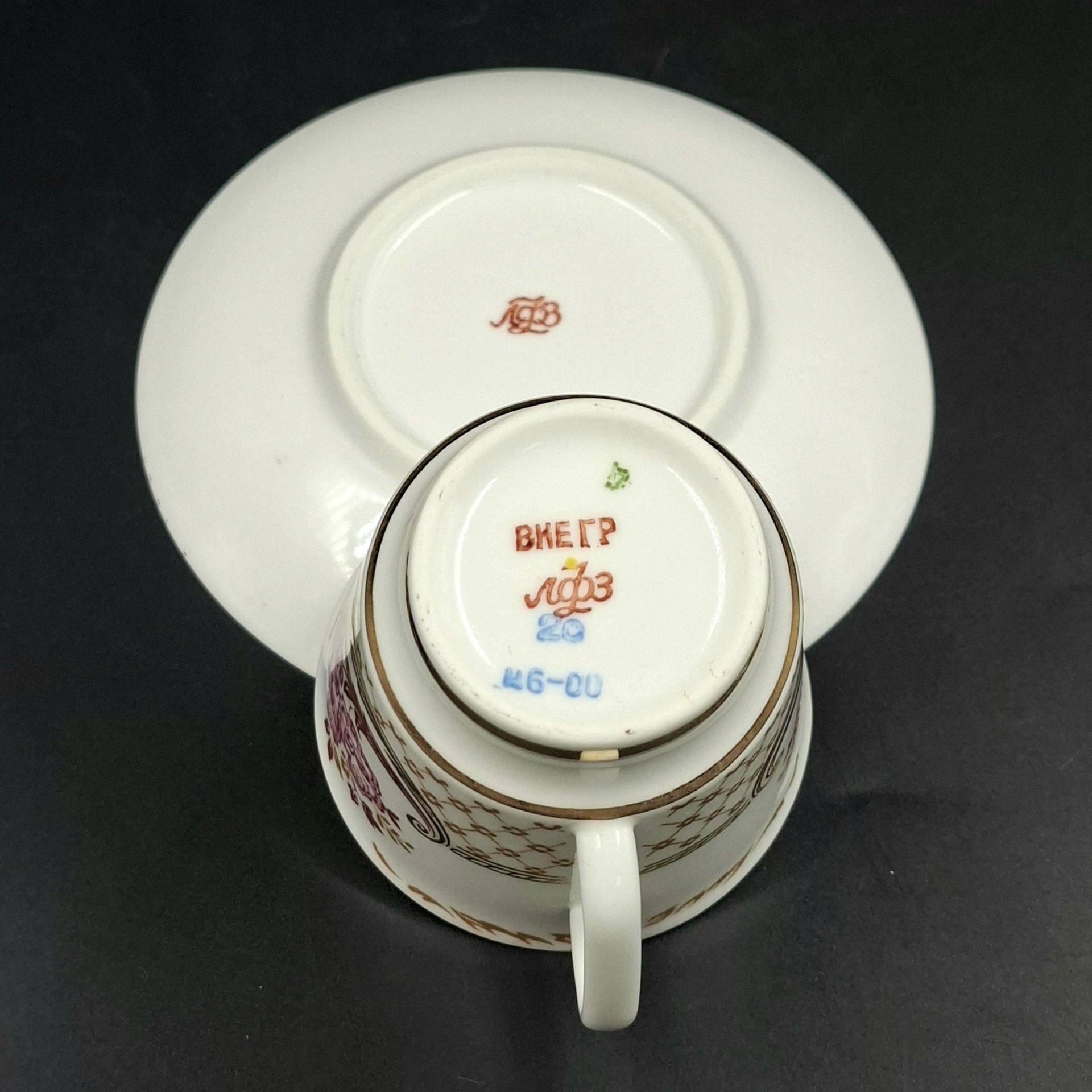 Пара кофейная с декором в виде свадебных колец, букетов и ажурного орнамента, фарфор, деколь, золочение, Ленинградский фарфоровый завод (ЛФЗ), СССР, 1970-1992 гг.