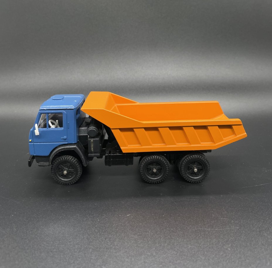 Модель автомобиля в масштабе 1:43 "КАМАЗ - 5511"