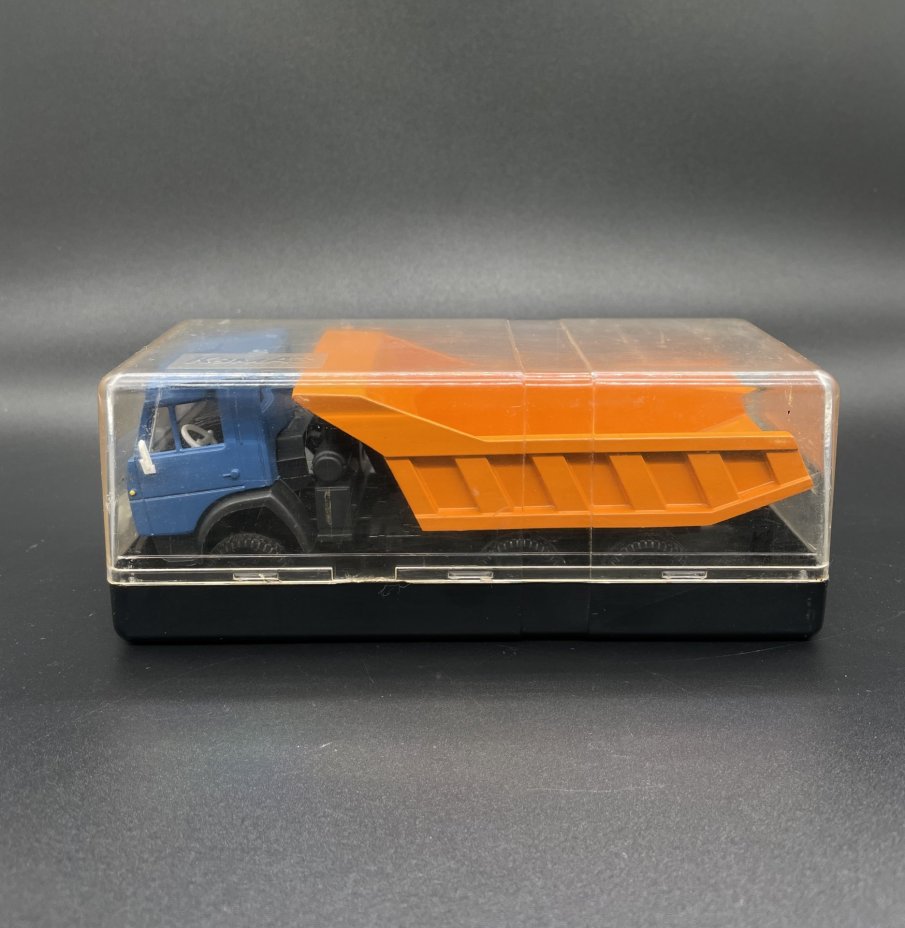 Модель автомобиля в масштабе 1:43 "КАМАЗ - 5511"