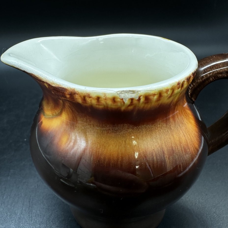 Молочник (сливочник) с поливами, фаянс, рельефный декор, цветная глазурь, Конаковский фаянсовый завод им. М.И. Калинина (ЗиК Конаково), Конаковский фаянсовый завод им. М.И. Калинина (ЗиК Конаково)
