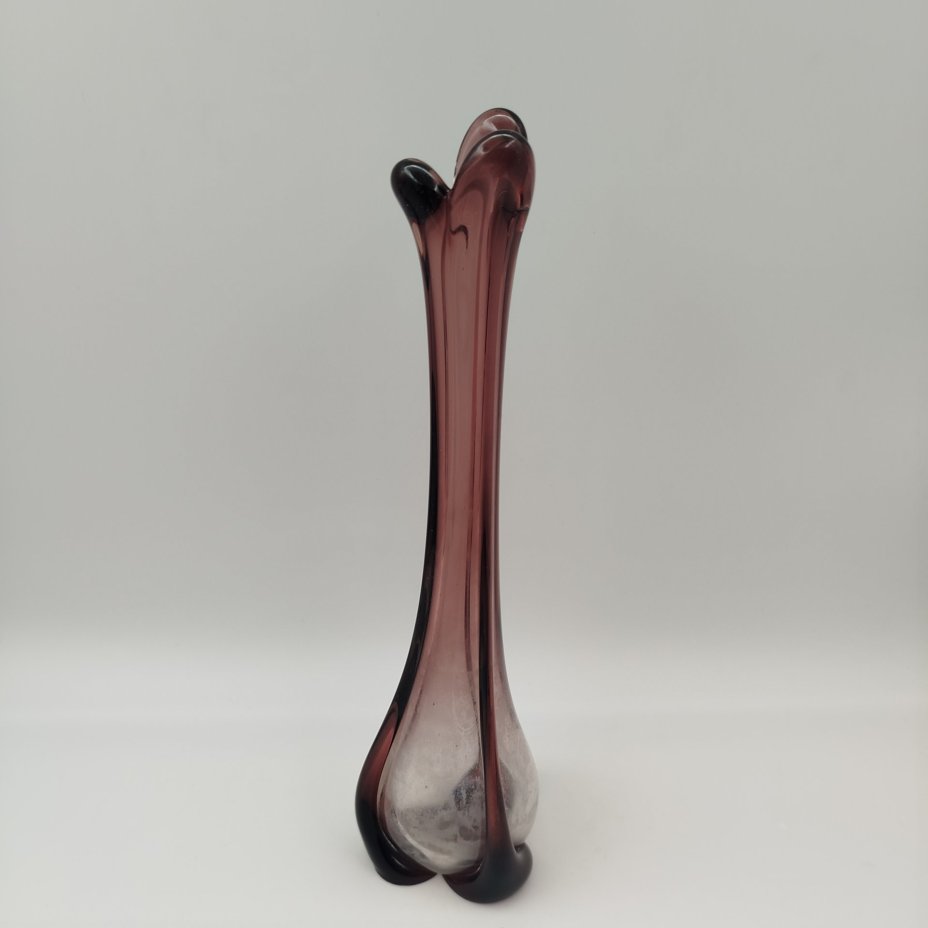 Ваза «Волна» марганцевого цвета, стекло, Ленинградский стекольный комбинат «Победа» (Колпино), СССР, 1970-1990 гг.