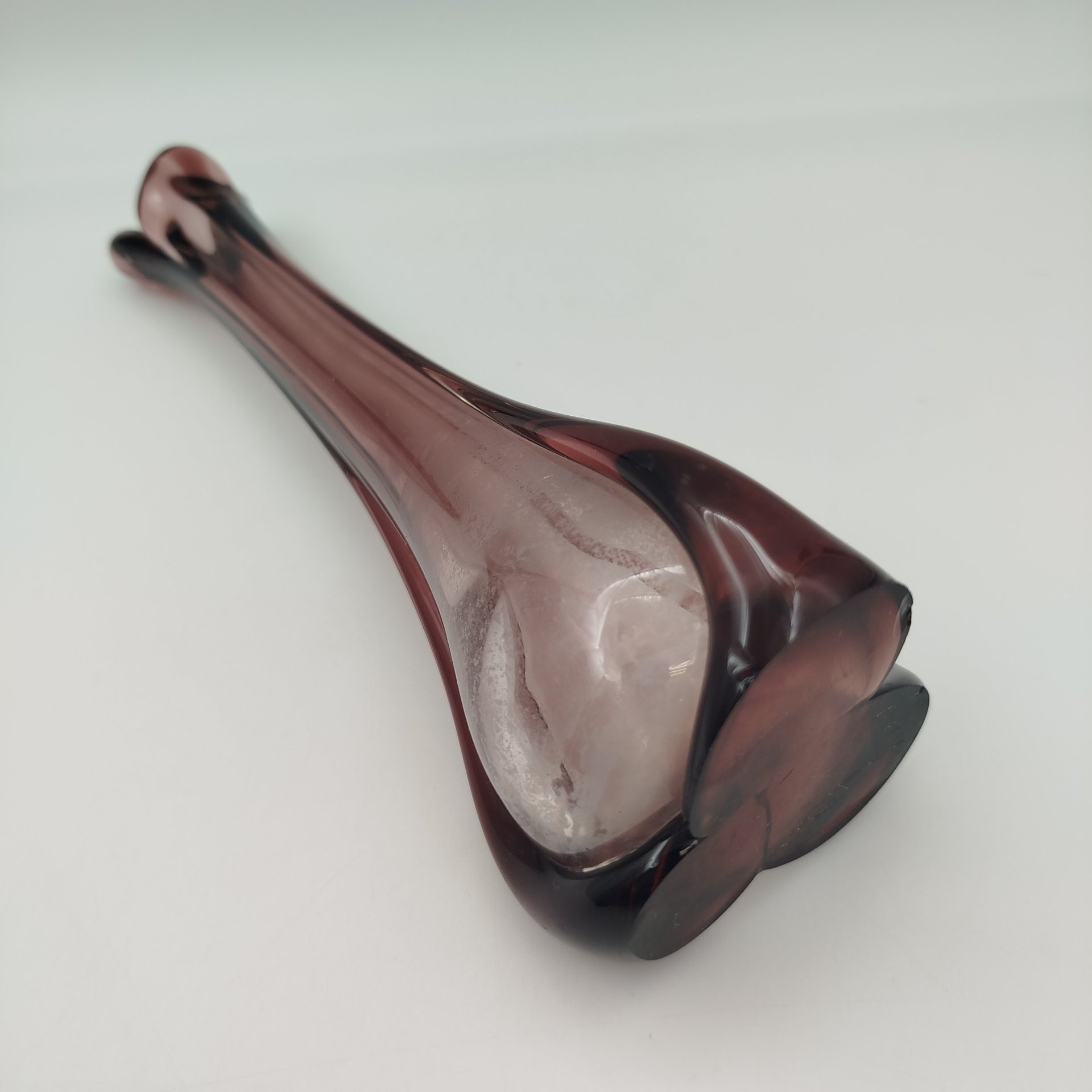 Ваза «Волна» марганцевого цвета, стекло, Ленинградский стекольный комбинат «Победа» (Колпино), СССР, 1970-1990 гг.