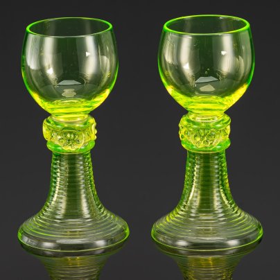 Пара рёмеров для белого вина на фигурной ножке с лепным декором, стекло, (урановое), Западная Европа, 1890-1920 гг.