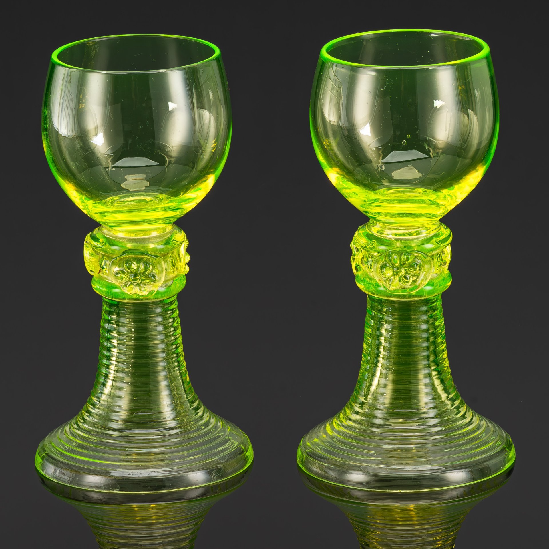 Пара рёмеров для белого вина на фигурной ножке с лепным декором, стекло, (урановое), Западная Европа, 1890-1920 гг.