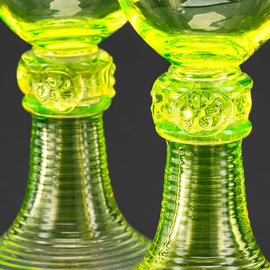 Пара рёмеров для белого вина на фигурной ножке с лепным декором