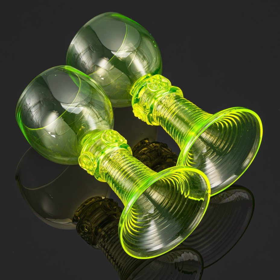 Пара рёмеров для белого вина на фигурной ножке с лепным декором