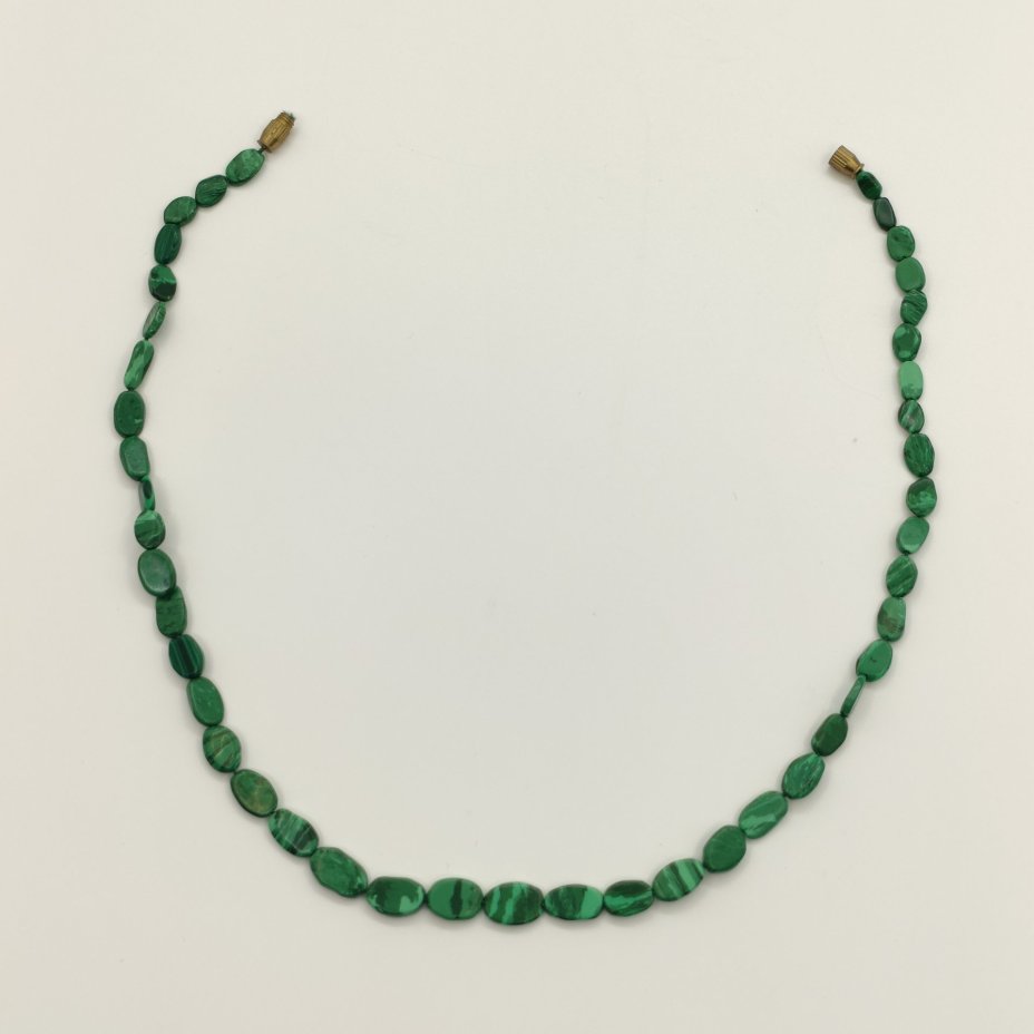 Бусы из бусин под малахит