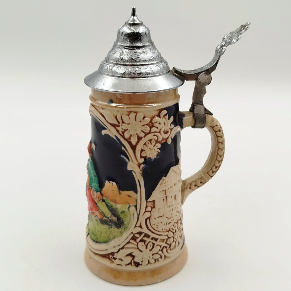 Кружка пивная с крышкой, украшенная романтической сценой, керамика, олово, серебрение, Marzi & Remy, Германия, 1964-1991 гг.
