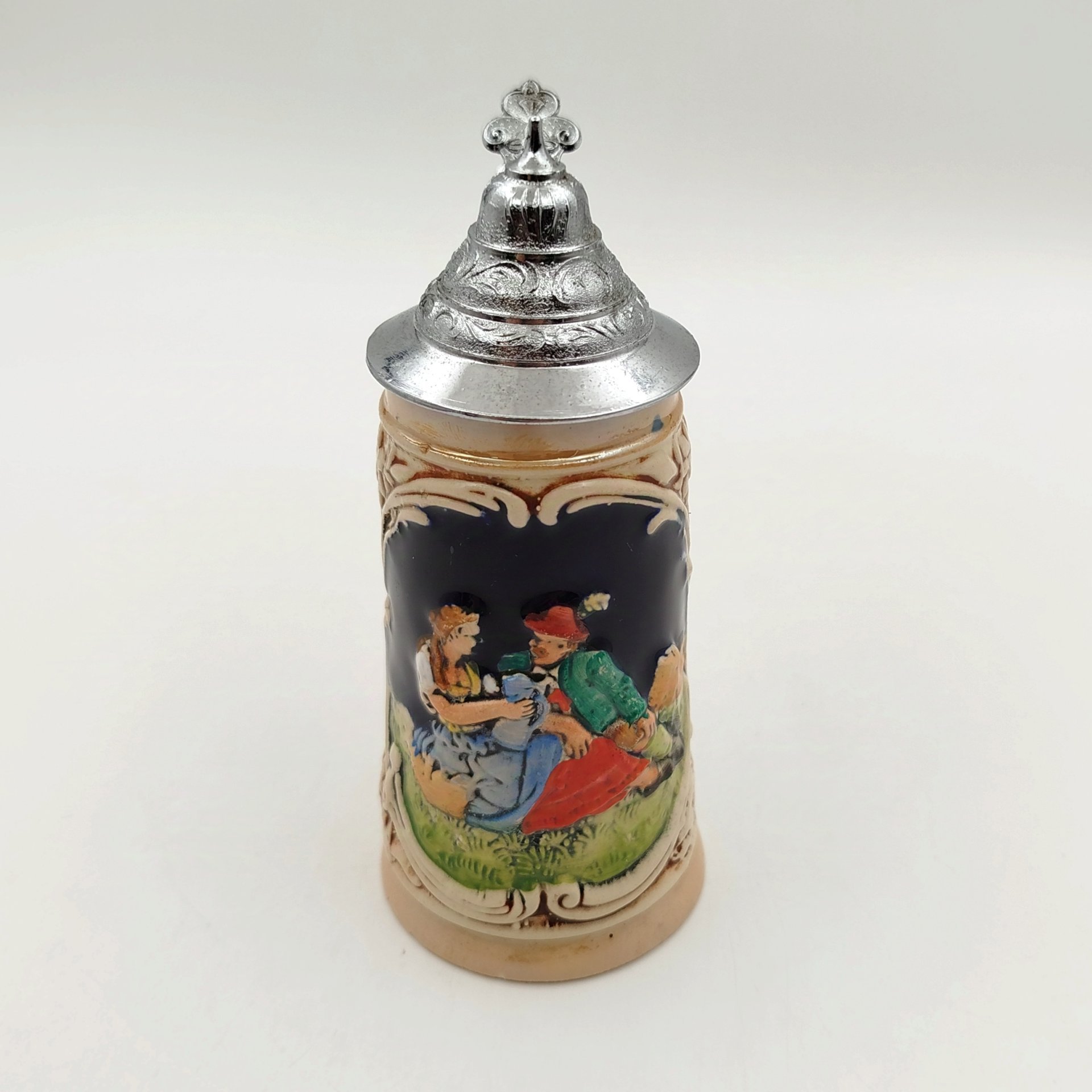 Кружка пивная с крышкой, украшенная романтической сценой, керамика, олово, серебрение, Marzi & Remy, Германия, 1964-1991 гг.
