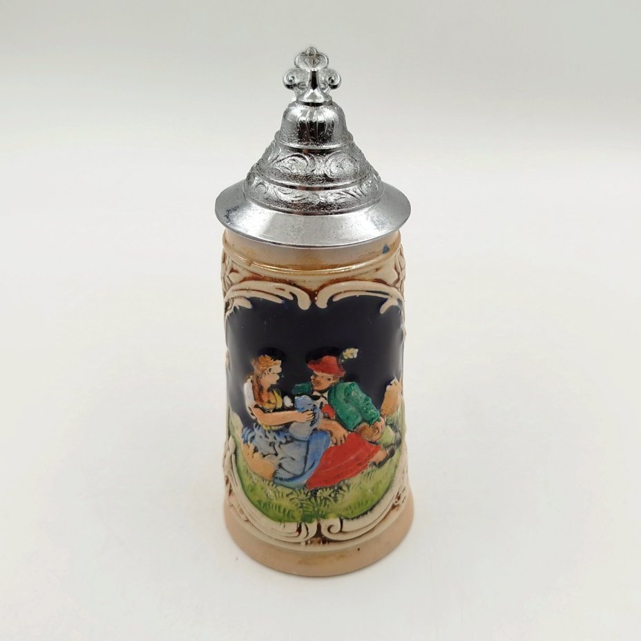 Кружка пивная с крышкой, украшенная романтической сценой, керамика, олово, серебрение, Marzi & Remy, Германия, 1964-1991 гг.