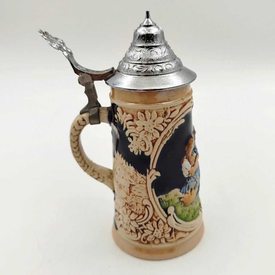 Кружка пивная с крышкой, украшенная романтической сценой, керамика, олово, серебрение, Marzi & Remy, Германия, 1964-1991 гг.