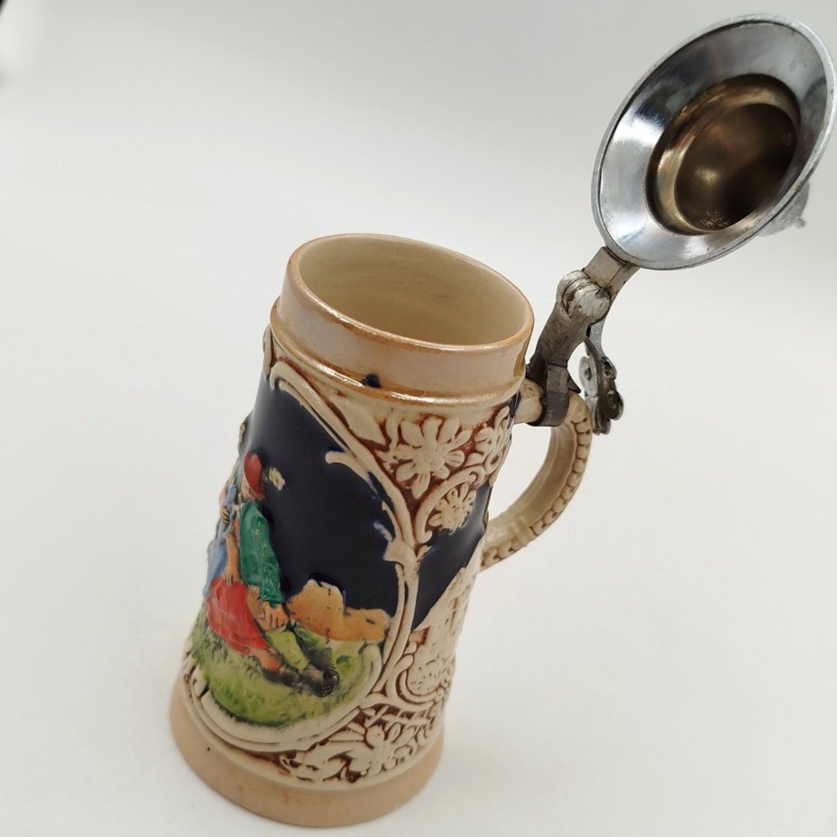 Кружка пивная с крышкой, украшенная романтической сценой, керамика, олово, серебрение, Marzi & Remy, Германия, 1964-1991 гг.
