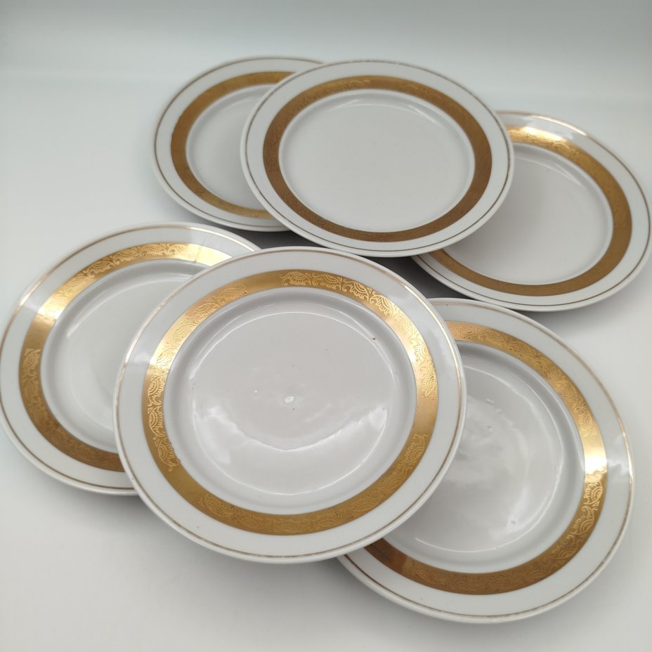 Комплект из 6-ти пирожковых тарелок, украшенных растительным орнаментом, фарфор, золочение, Дмитровский фарфоровый завод (ДФЗ Вербилки), СССР, 1965-1990 гг.