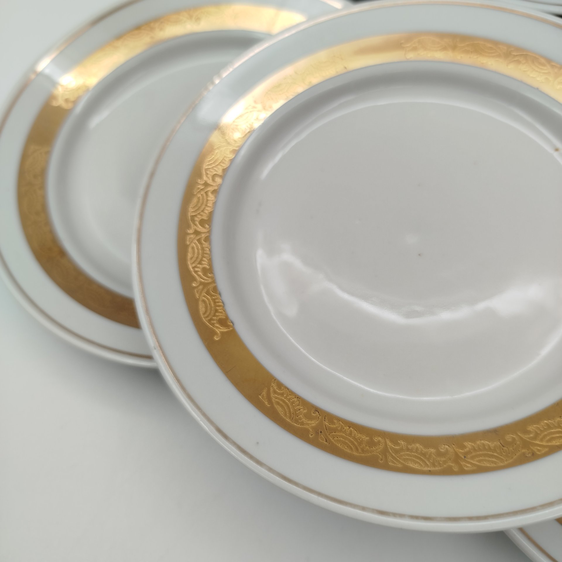 Комплект из 6-ти пирожковых тарелок, украшенных растительным орнаментом, фарфор, золочение, Дмитровский фарфоровый завод (ДФЗ Вербилки), СССР, 1965-1990 гг.