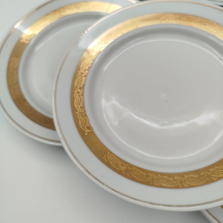 Комплект из 6-ти пирожковых тарелок, украшенных растительным орнаментом, фарфор, золочение, Дмитровский фарфоровый завод (ДФЗ Вербилки), СССР, 1965-1990 гг.