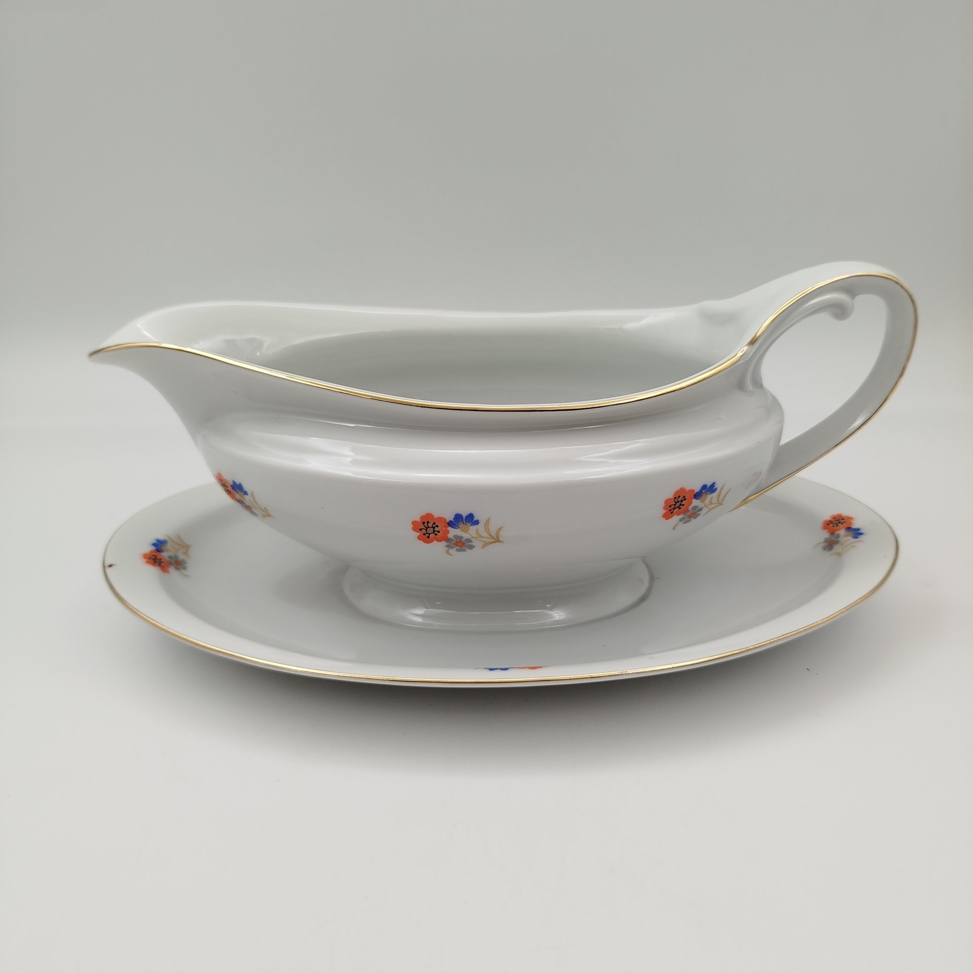Соусник вытянутой формы, украшенный цветочным декором, фарфор, деколь, золочение, Bavaria Porzellan, Германия, 1950-1980 гг.