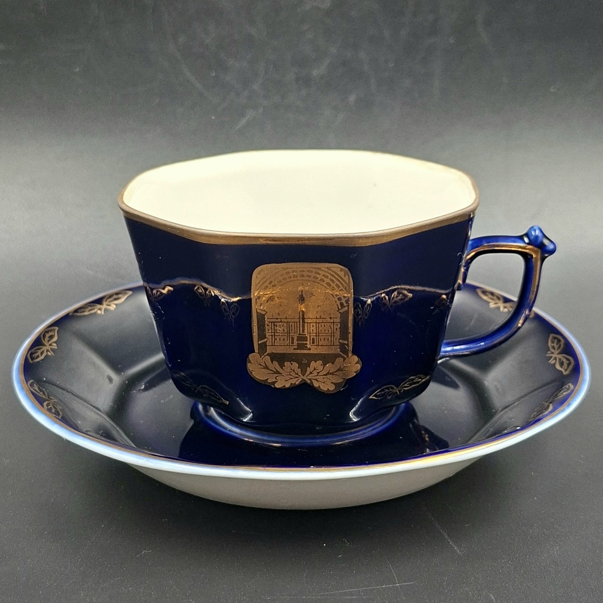 Пара чайная "Ленинград" редкой восьмигранной формы, фарфор, крытье кобальтом, золочение, Ленинградский фарфоровый завод (ЛФЗ), СССР, 1970-1990 гг.