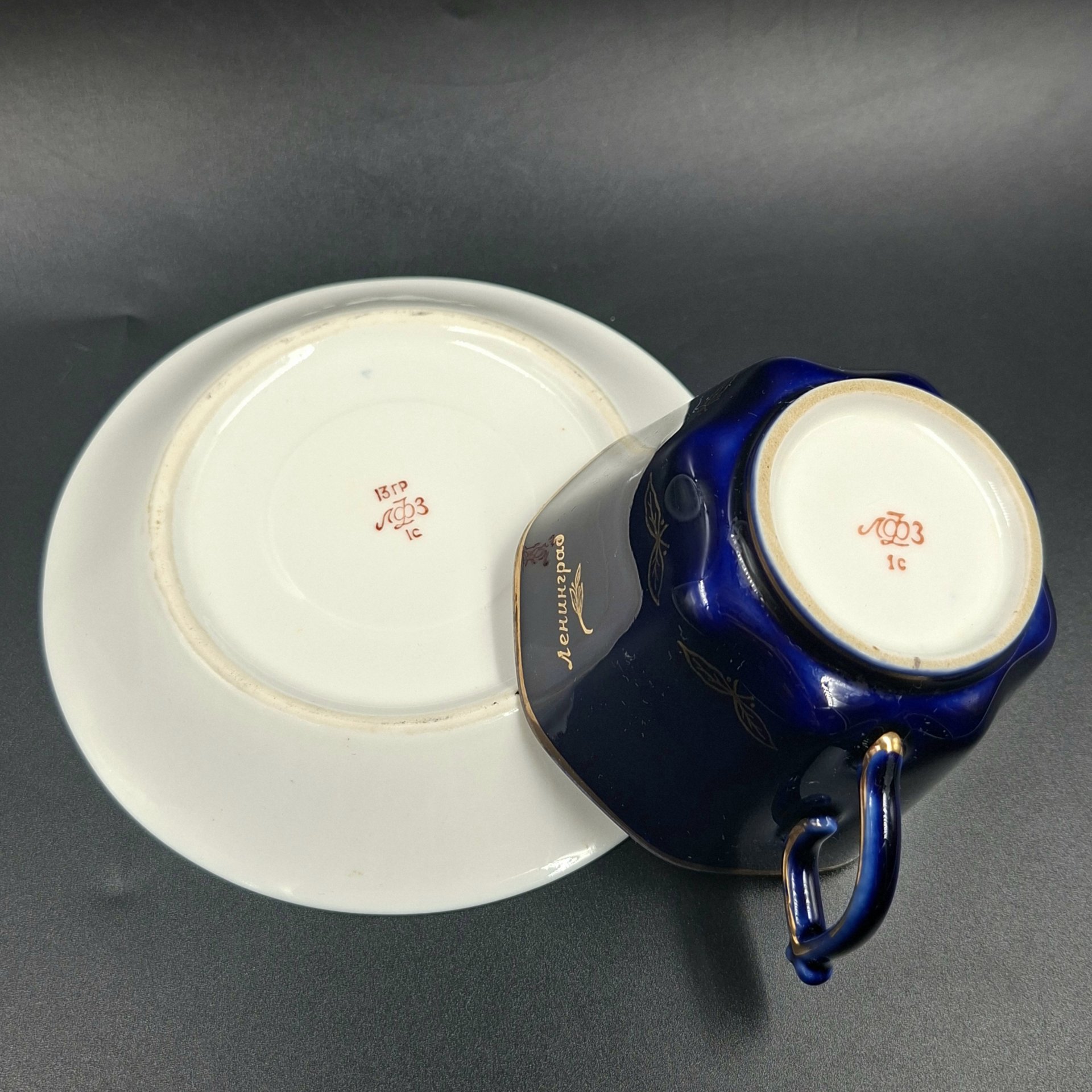 Пара чайная "Ленинград" редкой восьмигранной формы, фарфор, крытье кобальтом, золочение, Ленинградский фарфоровый завод (ЛФЗ), СССР, 1970-1990 гг.