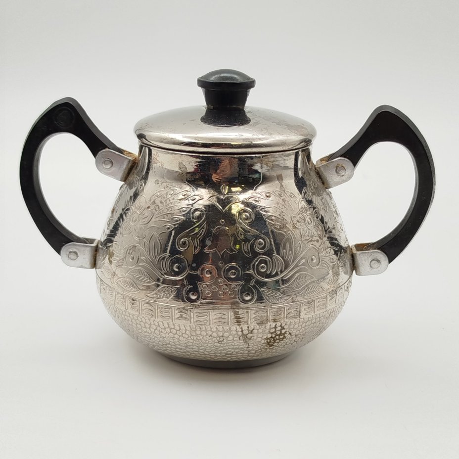 Сахарница с рельефным цветочным декором, Калининградский машиностроительный завод, металл, пластмасса, литье, гравировка, СССР, 1970-1990 гг.