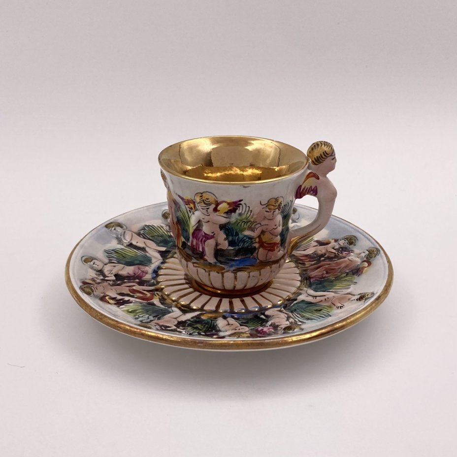 Кофейная пара с рельефным изображением Путти (модель 745), Capodimonte (Каподимонте)