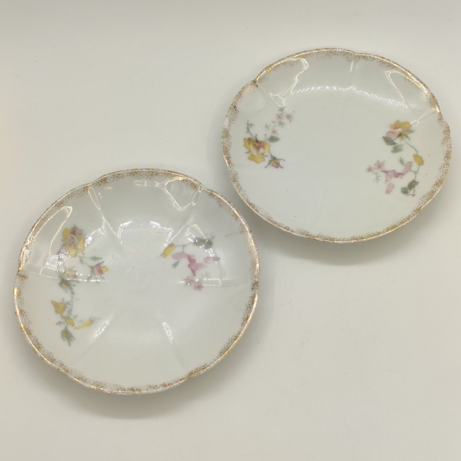 Пара блюдец с цветочным декором, De Fuisseaux Baudour, фарфор, деколь, золочение, Бельгия, 1900-1918 гг.