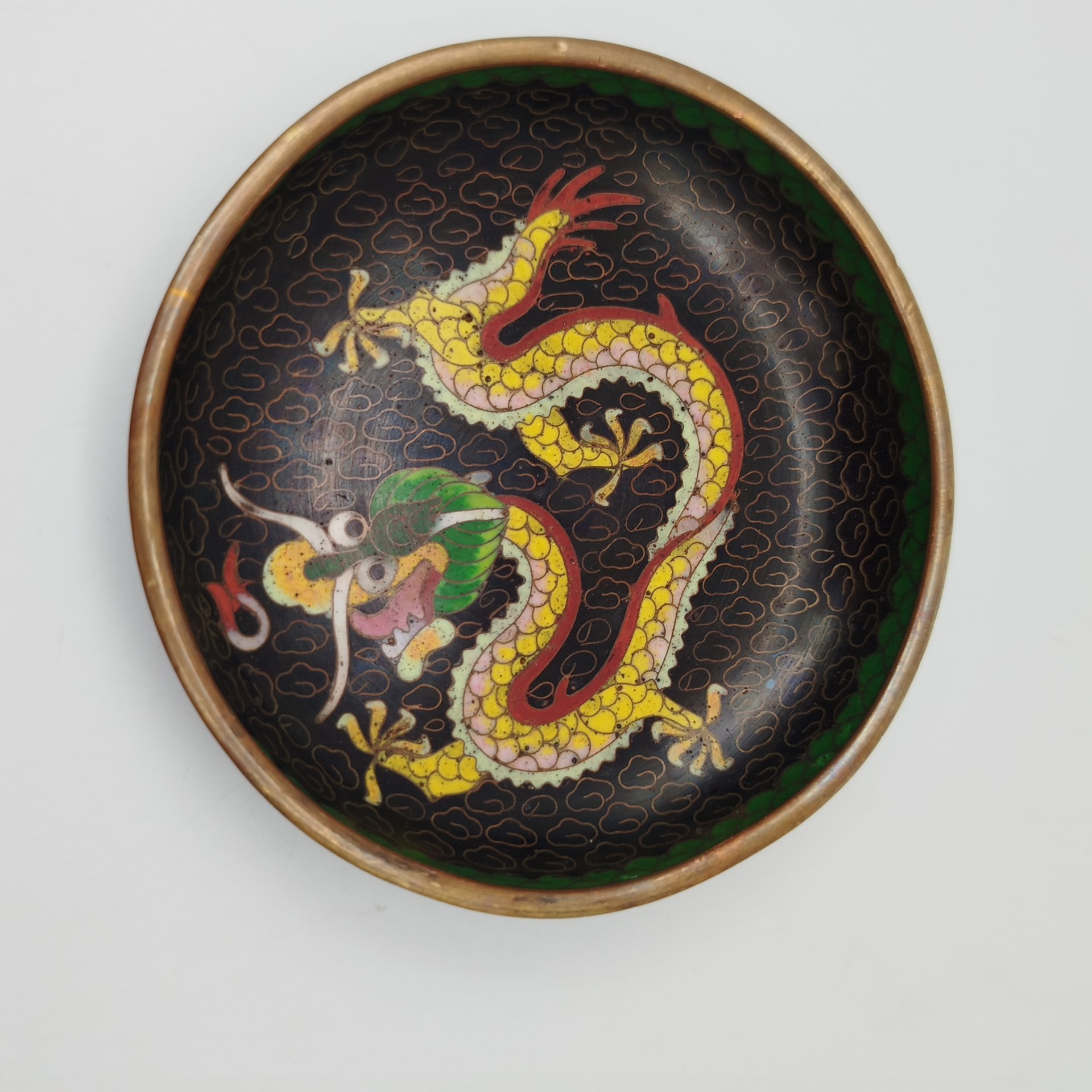 Розетка с изображением дракона на черном облачном фоне, выполненная в технике клуазоне, латунь, перегородчатая эмаль, Китай, 1950-1970 гг.