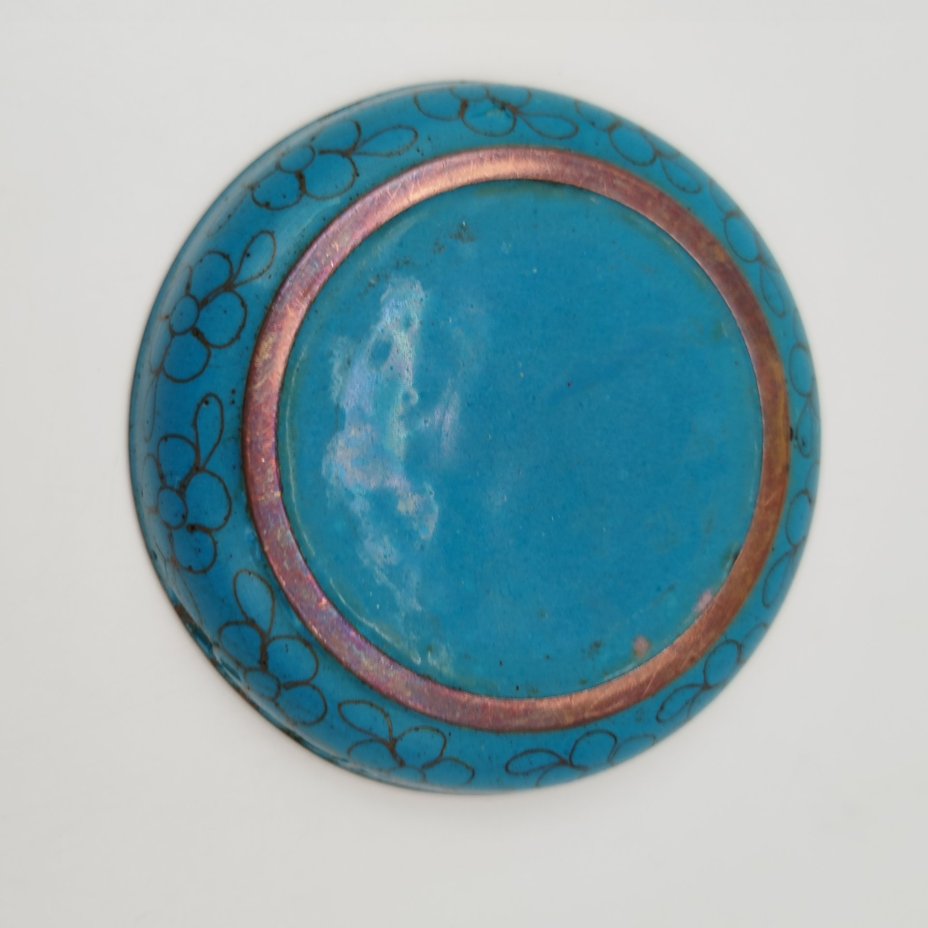 Розетка с изображением дракона на черном облачном фоне, выполненная в технике клуазоне, латунь, перегородчатая эмаль, Китай, 1950-1970 гг.