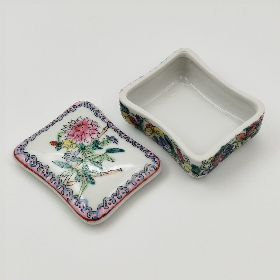Шкатулка миниатюрная с изображением цветов, фарфор, роспись, Китай, 1980-1990 гг.