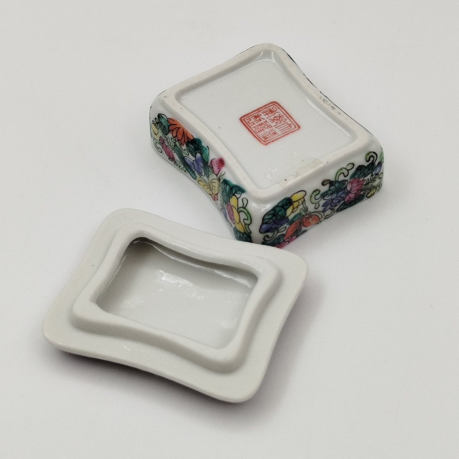 Шкатулка миниатюрная с изображением цветов, фарфор, роспись, Китай, 1980-1990 гг.