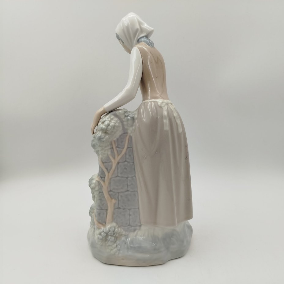 Статуэтка "Девушка у фонтана", скульптор Vicente Martinez, фарфор, роспись, NAO Porcelain, Испания, 1970-1979 гг.