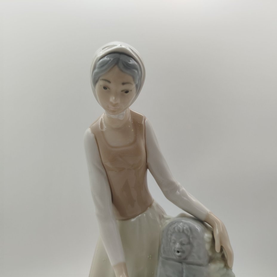 Статуэтка "Девушка у фонтана", скульптор Vicente Martinez, фарфор, роспись, NAO Porcelain, Испания, 1970-1979 гг.