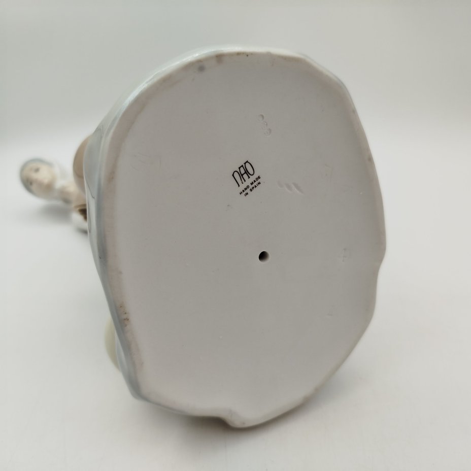 Статуэтка "Девушка у фонтана", скульптор Vicente Martinez, фарфор, роспись, NAO Porcelain, Испания, 1970-1979 гг.