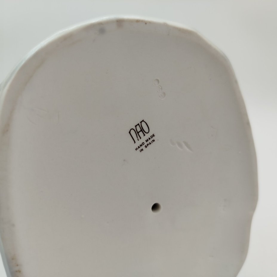 Статуэтка "Девушка у фонтана", скульптор Vicente Martinez, фарфор, роспись, NAO Porcelain, Испания, 1970-1979 гг.