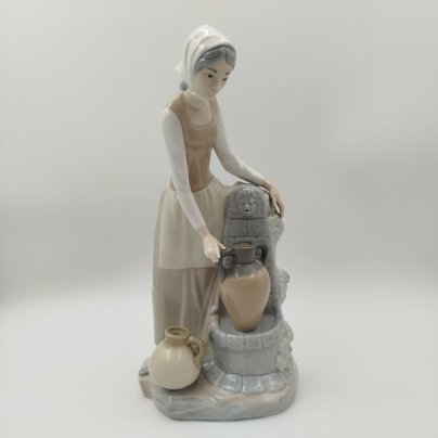 Статуэтка "Девушка у фонтана", скульптор Vicente Martinez, фарфор, роспись, NAO Porcelain, Испания, 1970-1979 гг., NAO Porcelain