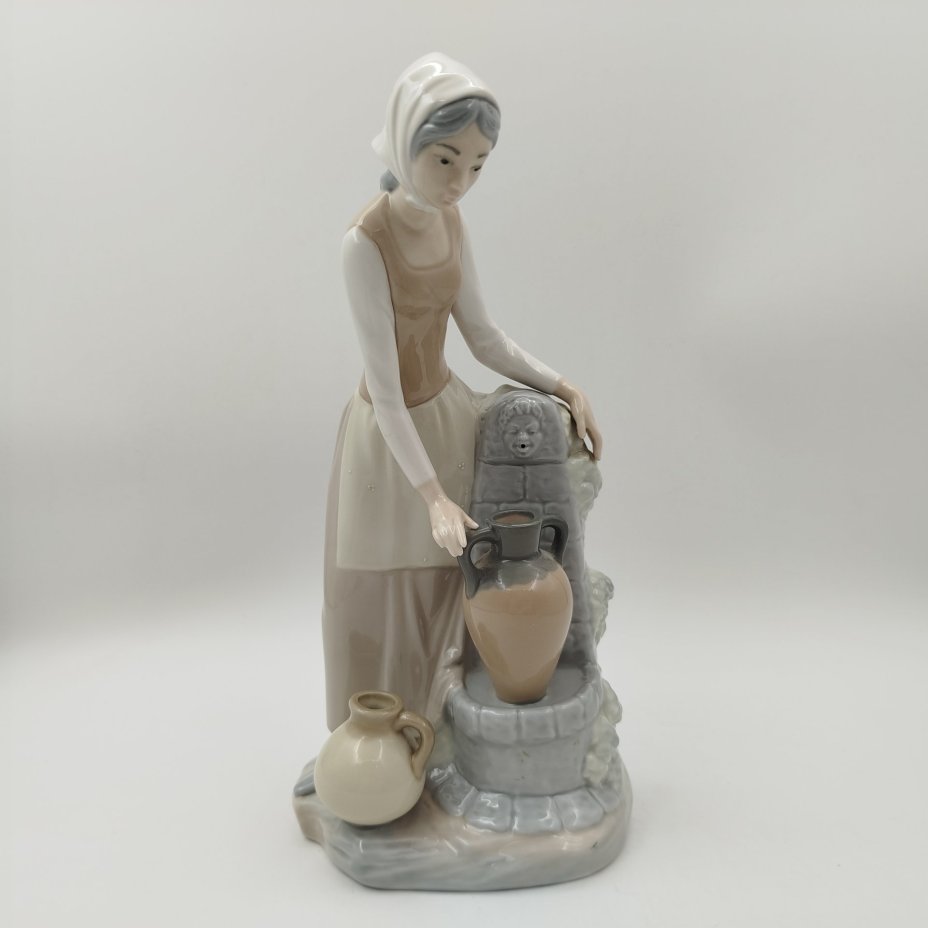 Статуэтка "Девушка у фонтана", скульптор Vicente Martinez, фарфор, роспись, NAO Porcelain, Испания, 1970-1979 гг., NAO Porcelain