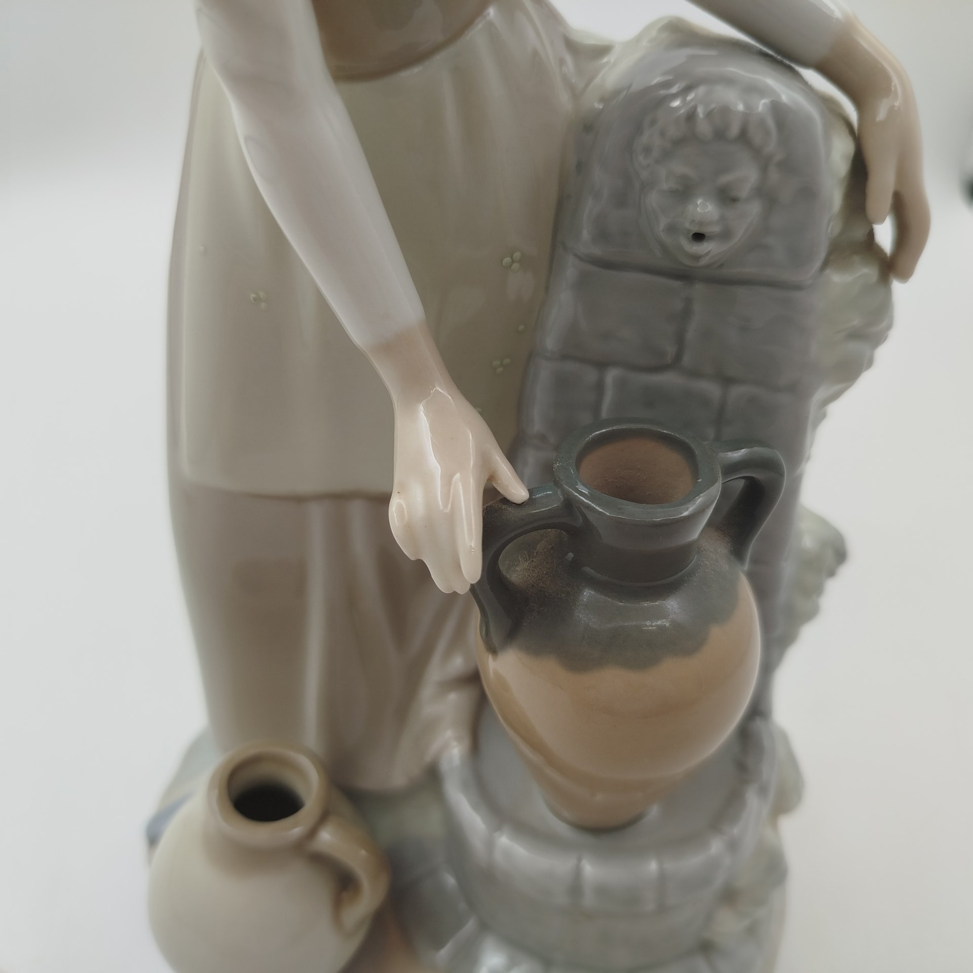 Статуэтка "Девушка у фонтана", скульптор Vicente Martinez, фарфор, роспись, NAO Porcelain, Испания, 1970-1979 гг., NAO Porcelain