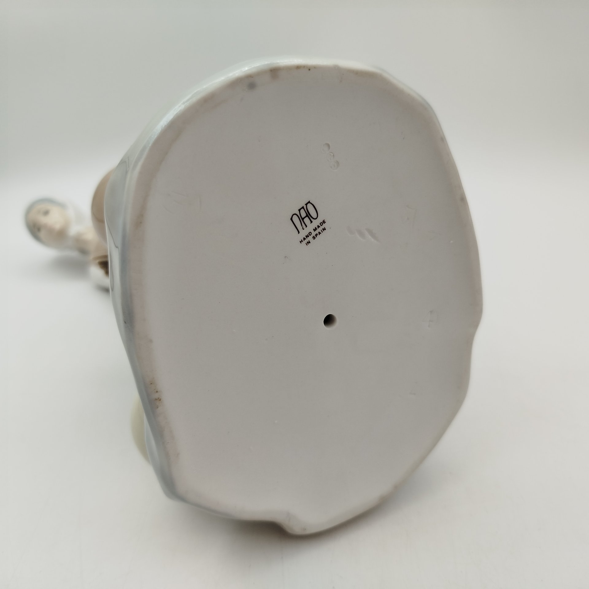 Статуэтка "Девушка у фонтана", скульптор Vicente Martinez, фарфор, роспись, NAO Porcelain, Испания, 1970-1979 гг., NAO Porcelain
