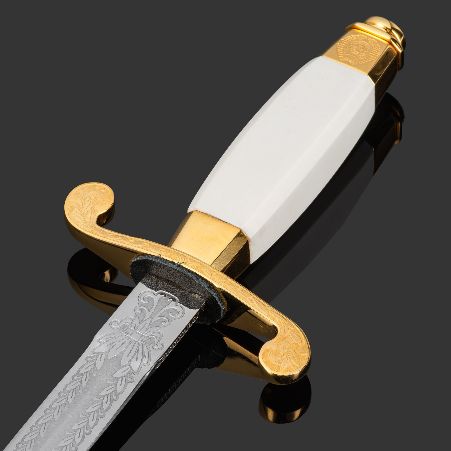 Кортик офицерский "ВВС", сталь, латунь, дерево, черная кожа, неолейкорит, золочение; в деревянном подарочном коробе с бархатным ложементом, Российская Федерация, 2024 г.