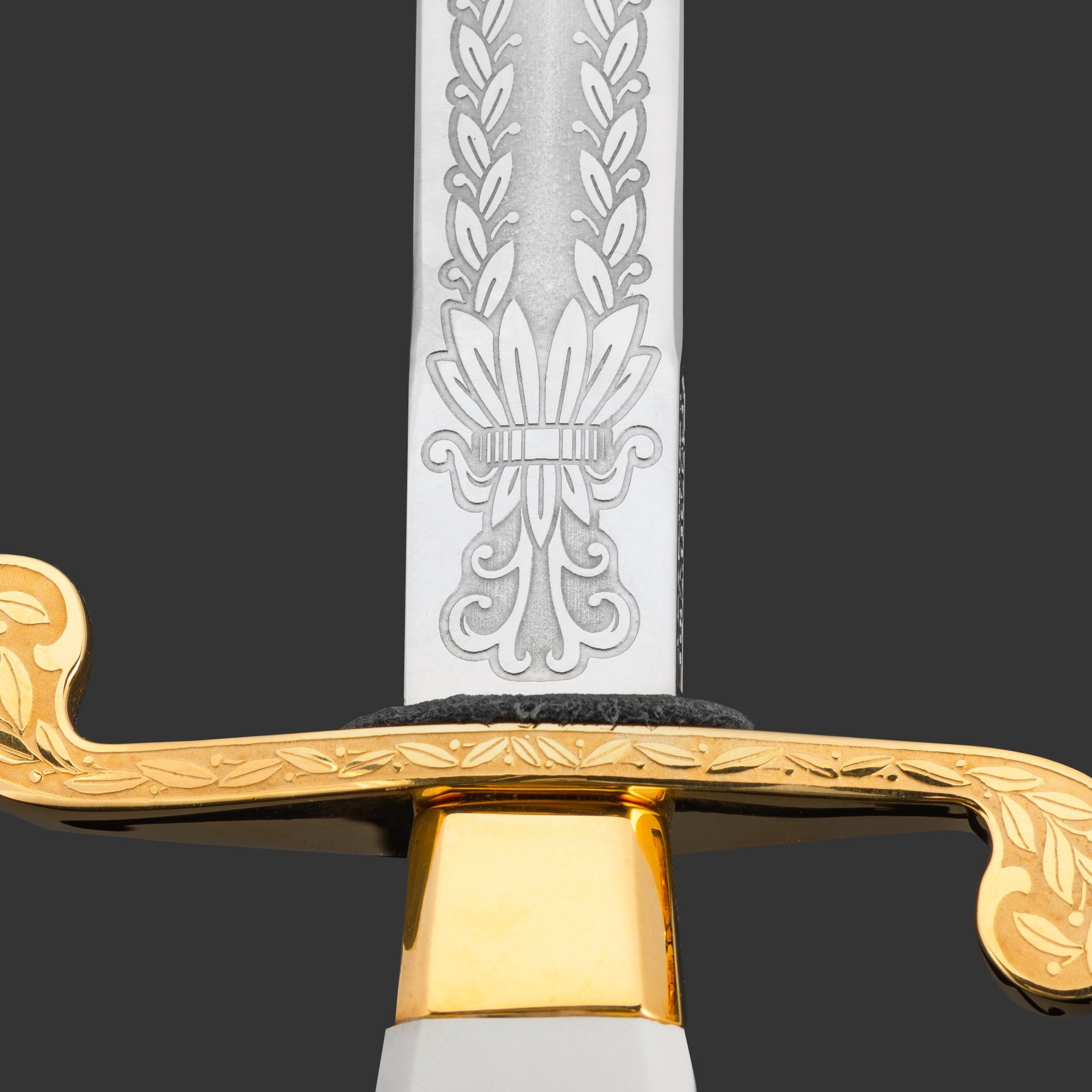 Кортик офицерский "ВВС", сталь, латунь, дерево, черная кожа, неолейкорит, золочение; в деревянном подарочном коробе с бархатным ложементом, Российская Федерация, 2024 г.