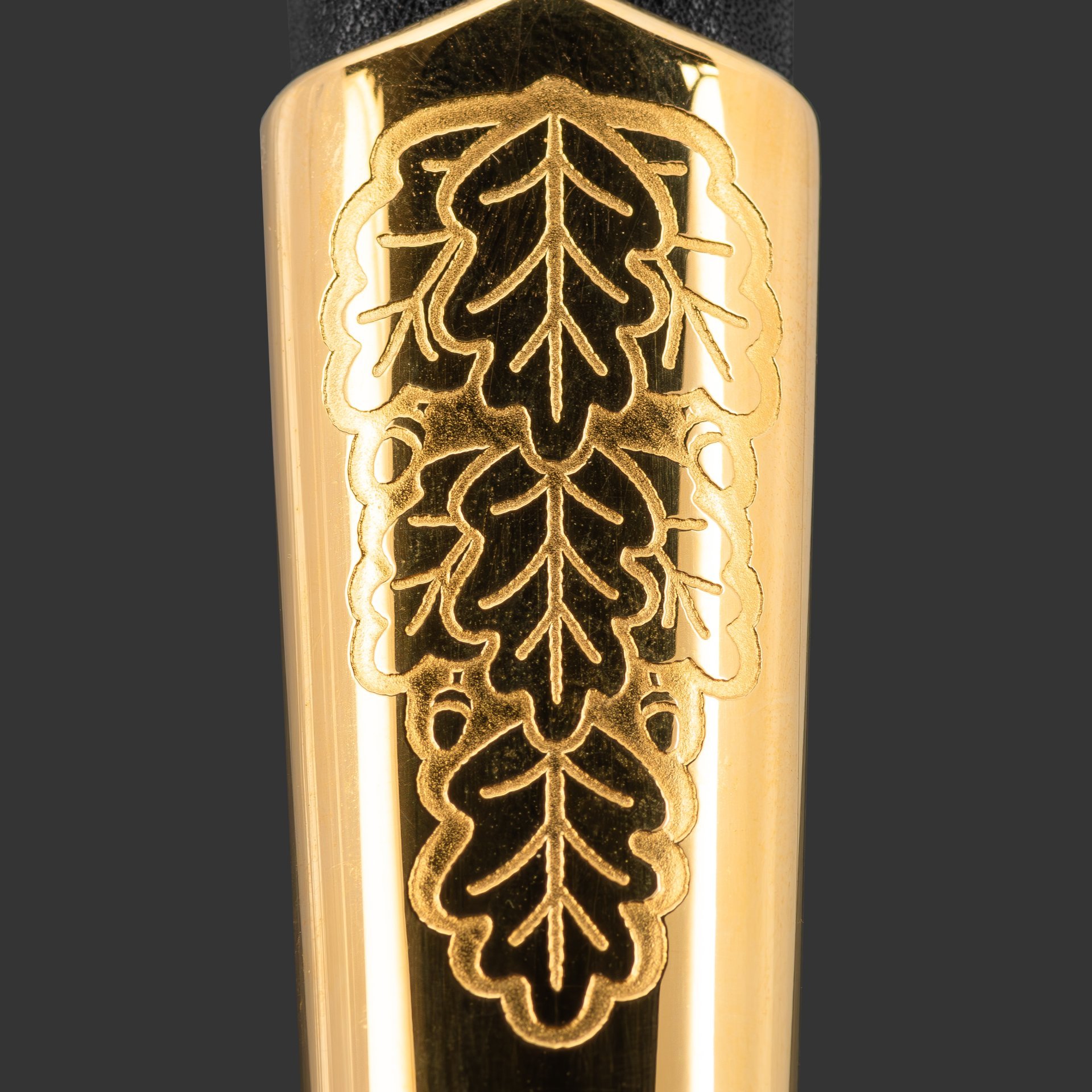 Кортик офицерский "ВВС", сталь, латунь, дерево, черная кожа, неолейкорит, золочение; в деревянном подарочном коробе с бархатным ложементом, Российская Федерация, 2024 г.