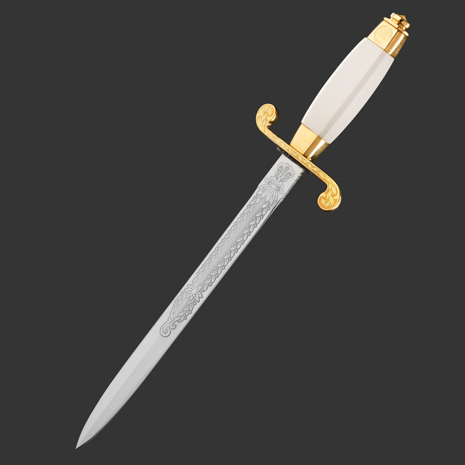 Кортик офицерский "ВВС", сталь, латунь, дерево, черная кожа, неолейкорит, золочение; в деревянном подарочном коробе с бархатным ложементом, Российская Федерация, 2024 г.