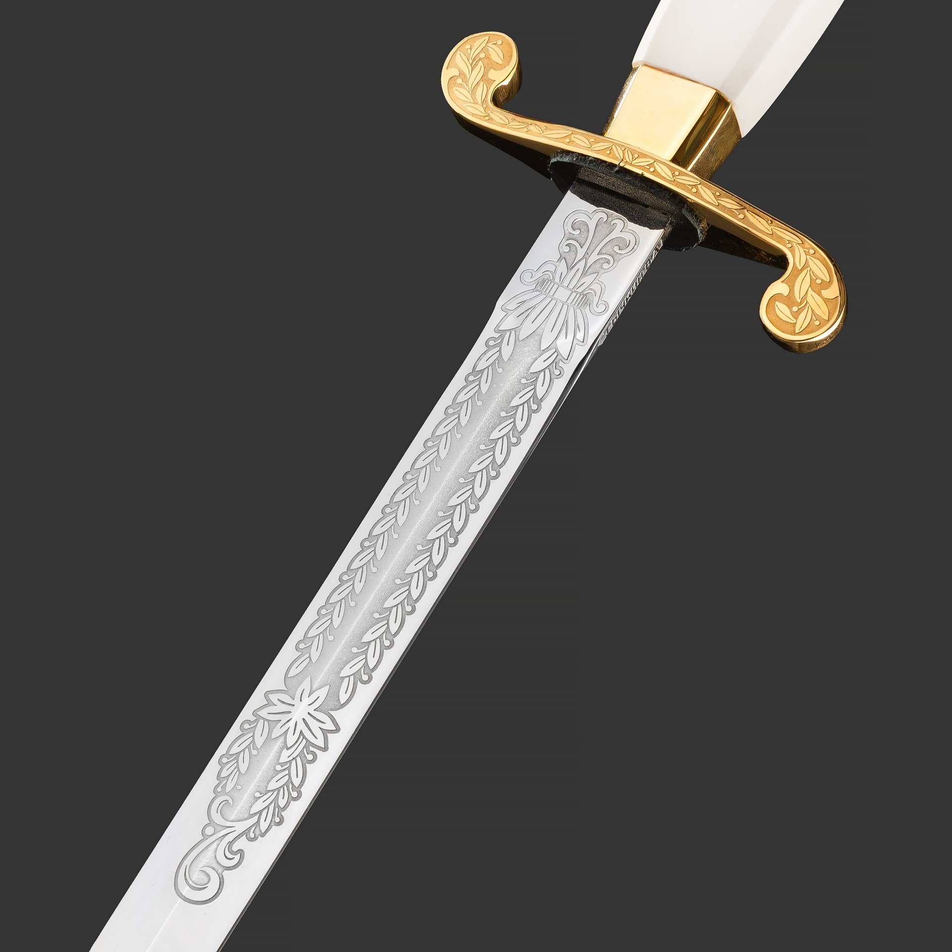 Кортик офицерский "ВВС", сталь, латунь, дерево, черная кожа, неолейкорит, золочение; в деревянном подарочном коробе с бархатным ложементом, Российская Федерация, 2024 г.