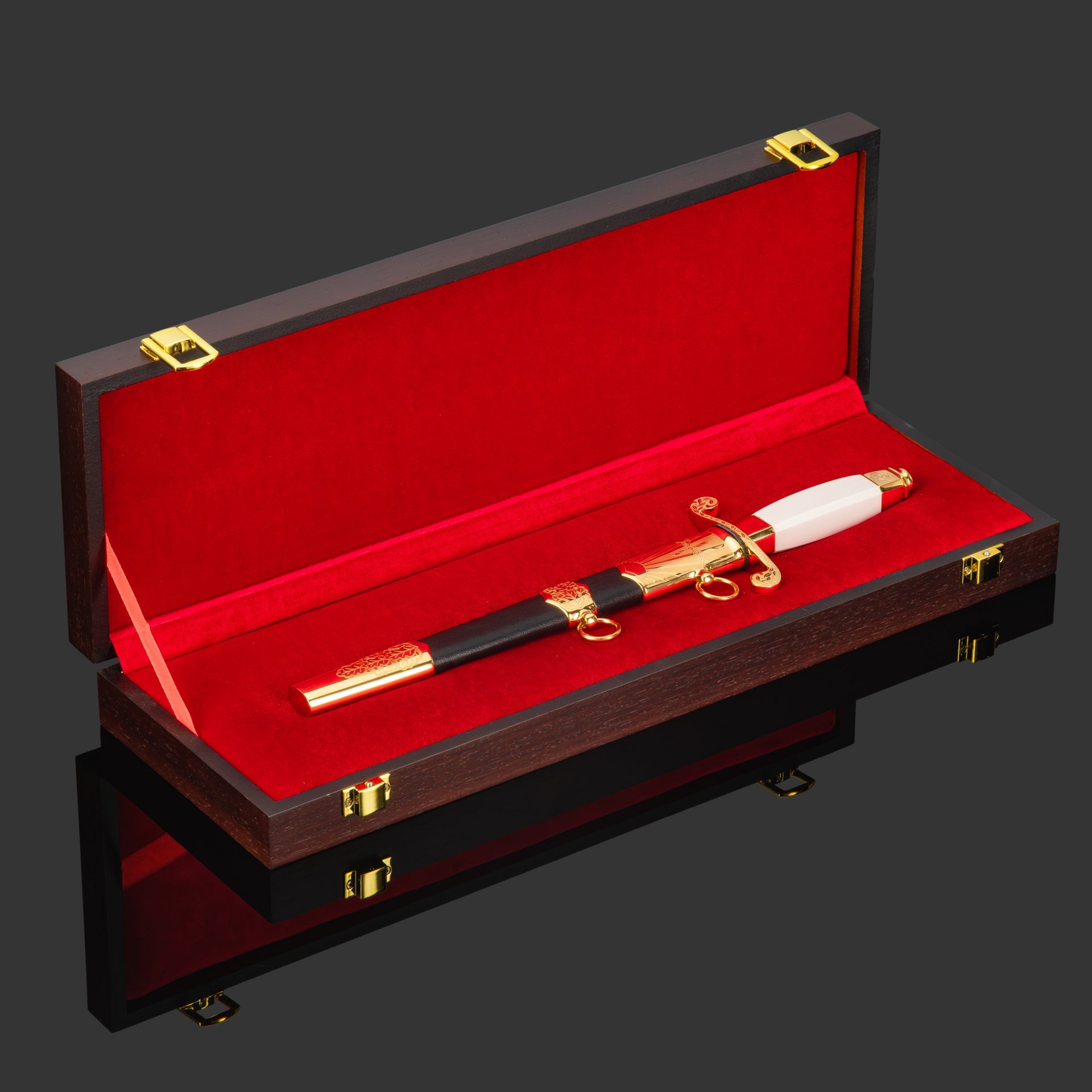 Кортик офицерский "ВВС", сталь, латунь, дерево, черная кожа, неолейкорит, золочение; в деревянном подарочном коробе с бархатным ложементом, Российская Федерация, 2024 г.