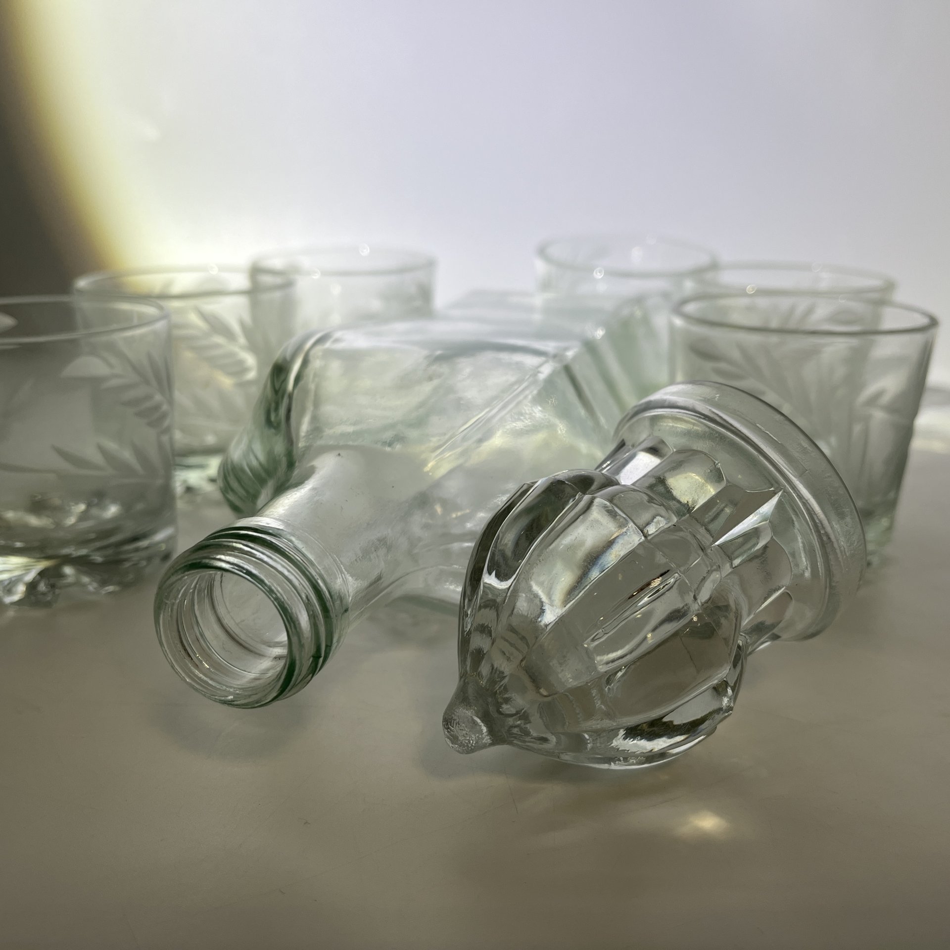 Набор для крепких напитков (штоф и 6 стопок), стекло, резьба, Россия, 1980-2000 гг.