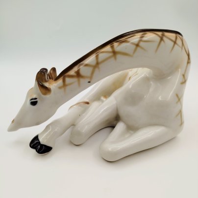 Статуэтка "Жираф" (лежащий), скульптор П.П. Веселов, фарфор, роспись, Ленинградский фарфоровый завод (ЛФЗ), СССР, 1970-1990 гг.