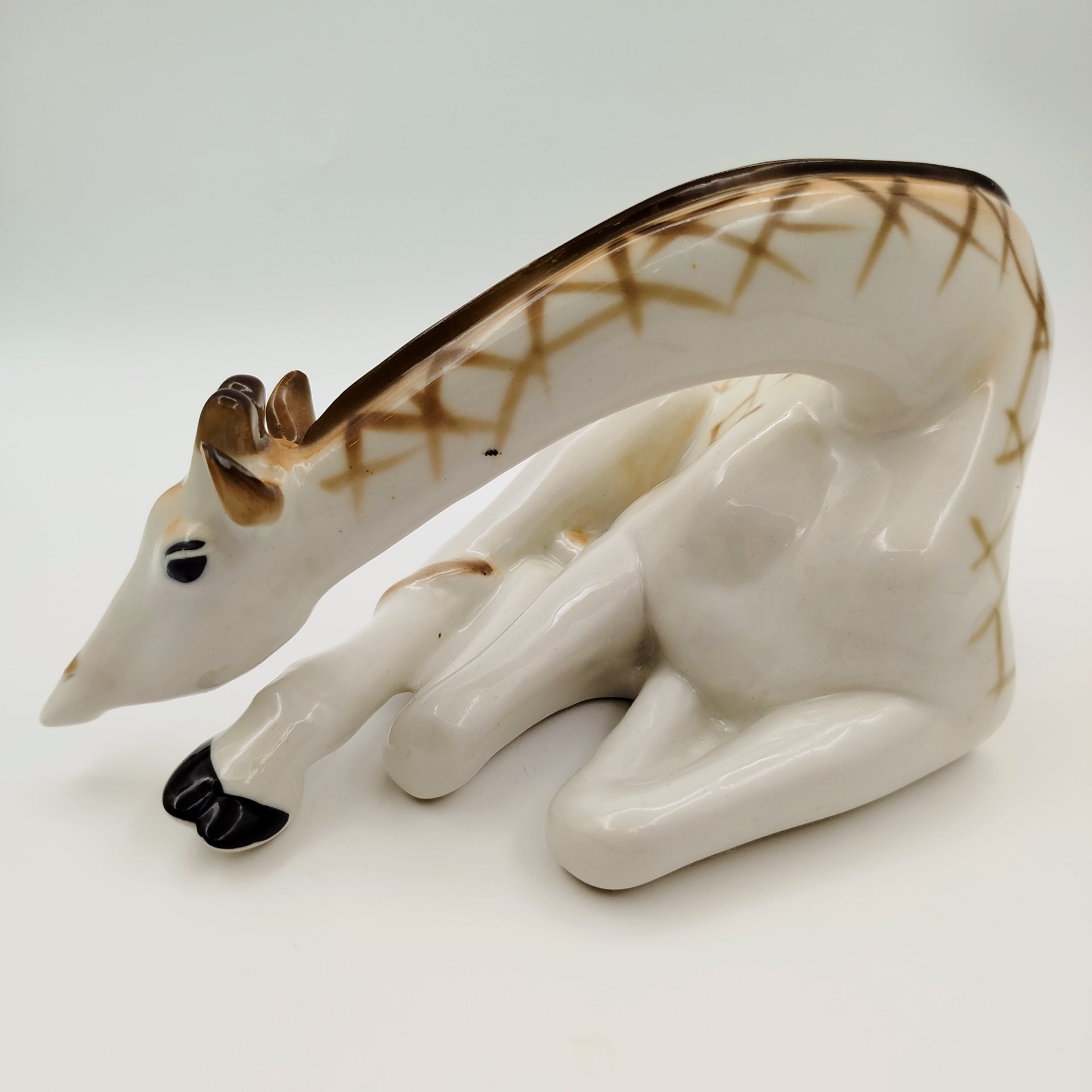 Статуэтка "Жираф" (лежащий), скульптор П.П. Веселов, фарфор, роспись, Ленинградский фарфоровый завод (ЛФЗ), СССР, 1970-1990 гг.